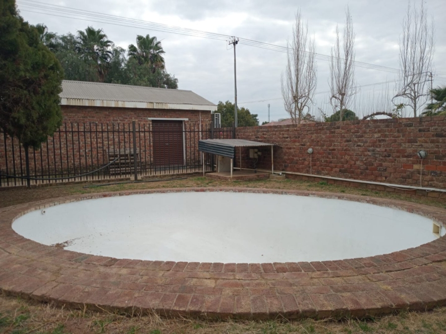 4 Bedroom Property for Sale in Bloemhof North West
